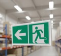 Zdjęcie ramki podwieszanej do znaków ewakuacyjnych i BHP