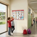 Instrukcja obrazkowa udzielania pierwszej pomocy dla dzieci umieszczona na ścianie szkoły